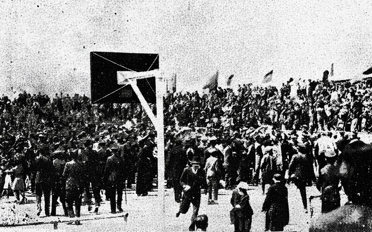 Hinchas colombianos invadieron la cancha de básquet luego de la victoria del local ante Perú. (Foto: Archivo Histórico de El Comercio, restaurada con IA)
