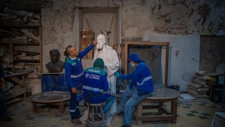 Los egresados de Bellas Artes que recuperan esculturas perdidas del Centro Histórico de Lima