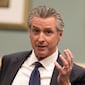 Newsom sigue promoviendo los autos eléctricos en California: qué está planteando el gobernador con la prohibición de vehículos a gasolina
