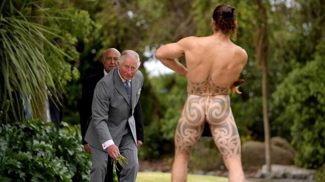 Príncipe Carlos fue fotografiado junto a guerrero maorí y la imagen se vuelve viral