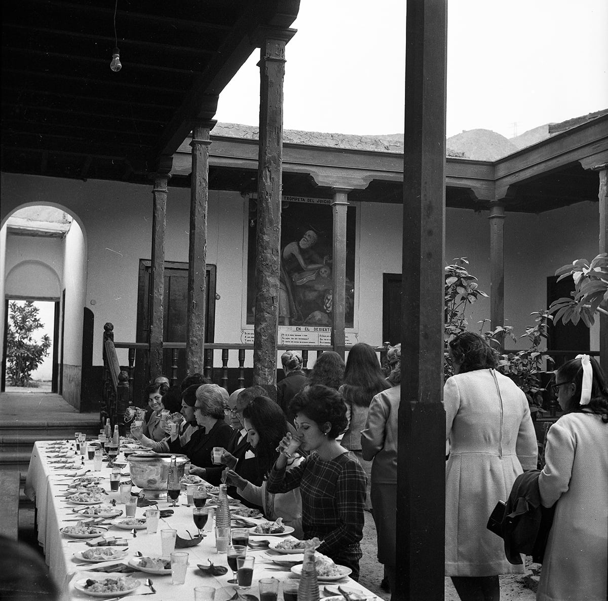 Las visitantes fueron retirándose del convento a de pocos. Fue un día intensa espiritualidad y de íntimo festejo. (Foto: Archivo Histórico de El Comercio)