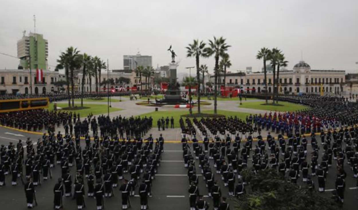 Cada 07 de junio, la Plaza Bolognesi se convierte en el escenario principal, ya que se celebra el Día de la Bandera. Se reúnen ministros y altos mandos del ejército peruano, quienes conmemoran el sacrificio de nuestros soldados en la Batalla de Arica (1880). (Foto: GEC)