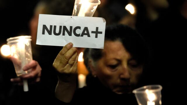 “Nunca más”: Miles de mujeres rodean La Moneda en silencio para conmemorar los 50 años del golpe en Chile