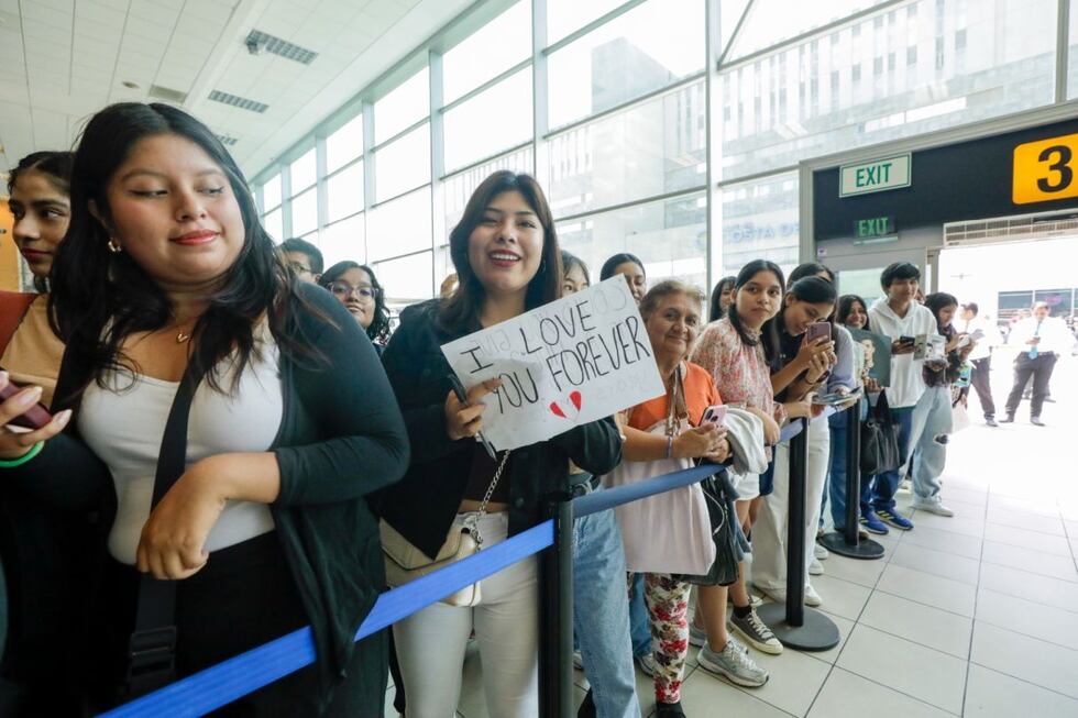 Shawn Mendes fue recibido por sus incondicionales seguidores en el aeropuerto internacional Jorge Chávez. (Foto: Lenin Tadeo / @gec)