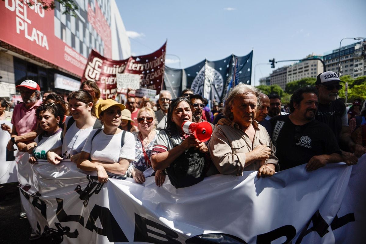 Personas participan en una manifestación en la Plaza de Mayo este jueves, en Buenos Aires (Argentina). Foto: EFE/ Juan Ignacio Roncoroni