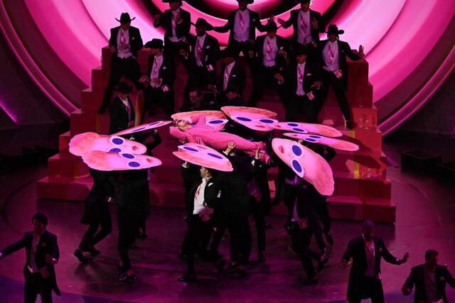 Ryan Gosling protagonizó uno de los momentos más comentados del Oscar 2024 al cantar en vivo "I'm Just Ken", el tema principal de su personaje en la película "Barbie".