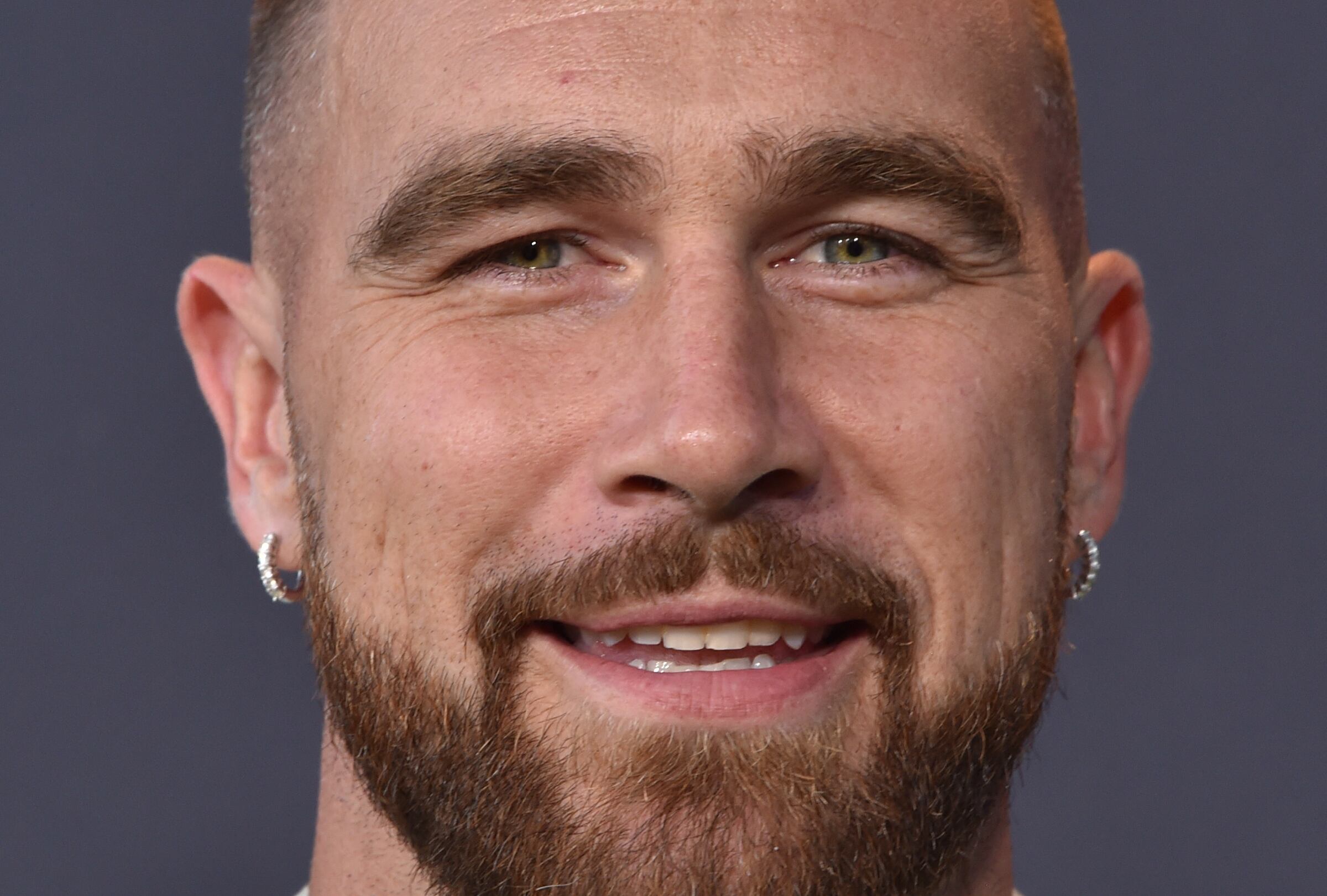 Travis Kelce, pareja de Taylor Swift, es el dueño del exitoso podcast "New Heights". El programa de streaming ha superado los 2 millones de suscriptores en YouTube (Foto: AFP)