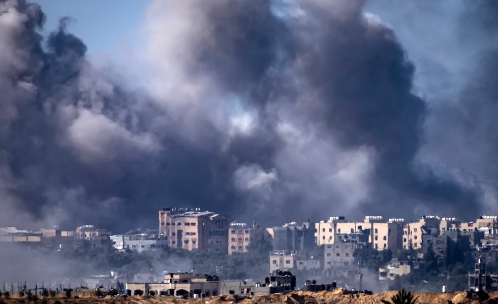Una fotografía tomada desde una posición cerca de Sderot, en Israel, muestra humo ondeando durante un bombardeo israelí en Gaza 21 de noviembre de 2023. (Foto de FADEL SENNA / AFP).