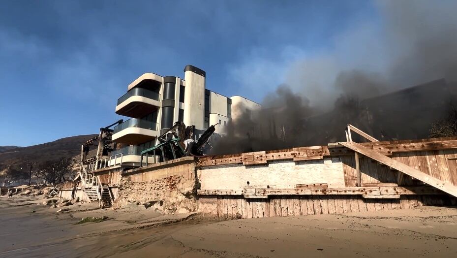 El empresario se llevó una gran sorpresa cuando descubrió que su casa había sobrevivido a los devastadores incendios forestales que arrasaron con el vecindario. (Foto: New York Post / YouTube)