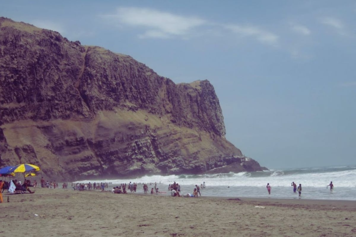 Un adolescente de 14 años fue arrastrado por la corriente mientras surfeaba en la playa La Ensenada, en Chilca. (Foto: Referencial)