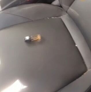 Este sería el perfume que, presuntamente, contenía alguna sustancia prohibida. (Crédito: THV11 / YouTube)