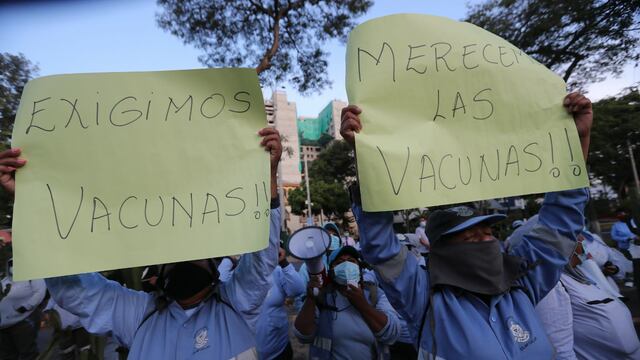 Trabajadores de limpieza realizan plantón en el Minsa para pedir que se les vacune contra el COVID-19 | FOTOS