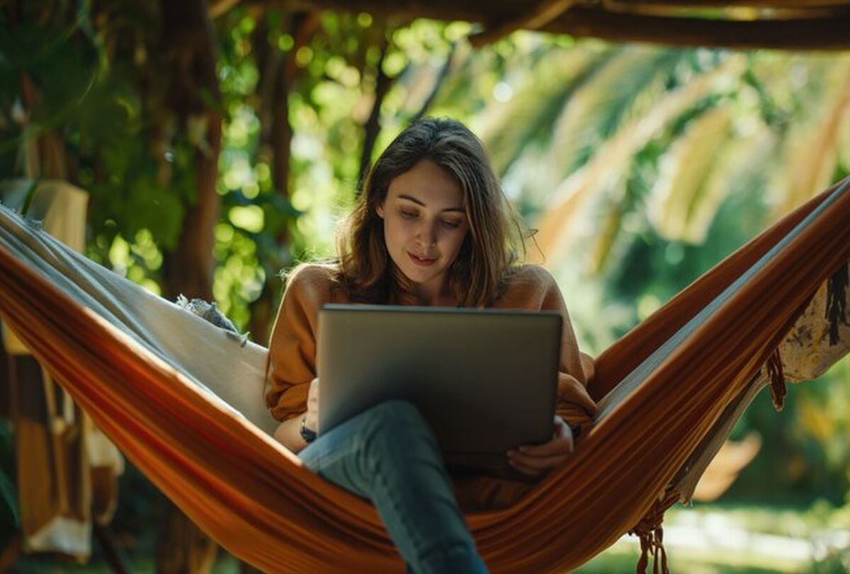 Gracias al teletrabajo, muchas personas pueden laborar desde cualquier parte donde tengan conexión a internet (Foto: Freepik)