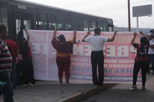En Puente Piedra, manifestantes rechazan la labor del ministro José Santiváñez al frente del Mininter contra la delincuencia. Foto: Alessandro Currarino / @photo.gec