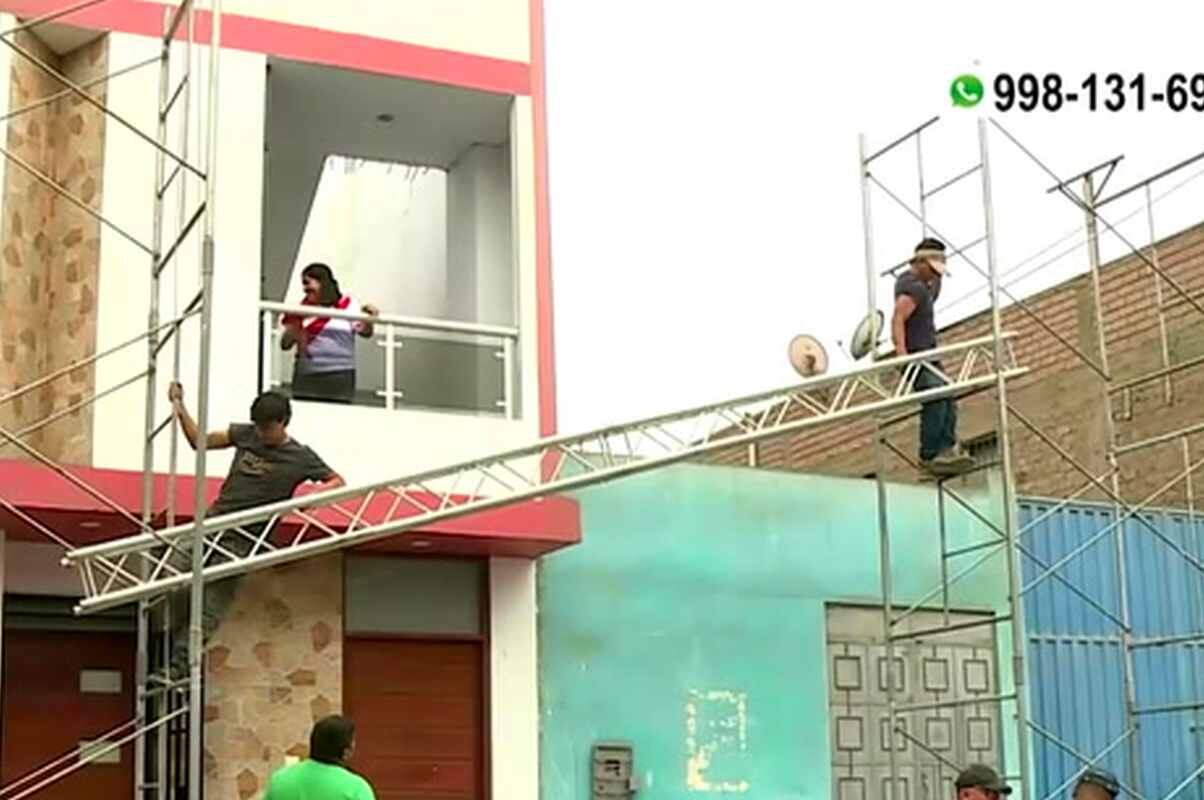 El escenario fue finalmente desmontado y colocado en una vereda. Foto: América Noticias