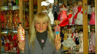 Conoce a la mayor coleccionista de muñecas Barbie [VIDEO]