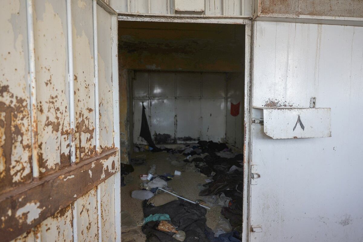 Una celda en la prisión de Sednaya mientras los rescatistas sirios buscan posibles sótanos ocultos en las instalaciones de Damasco, el 9 de diciembre de 2024. (Foto de Mohammed AL-RIFAI / AFP)