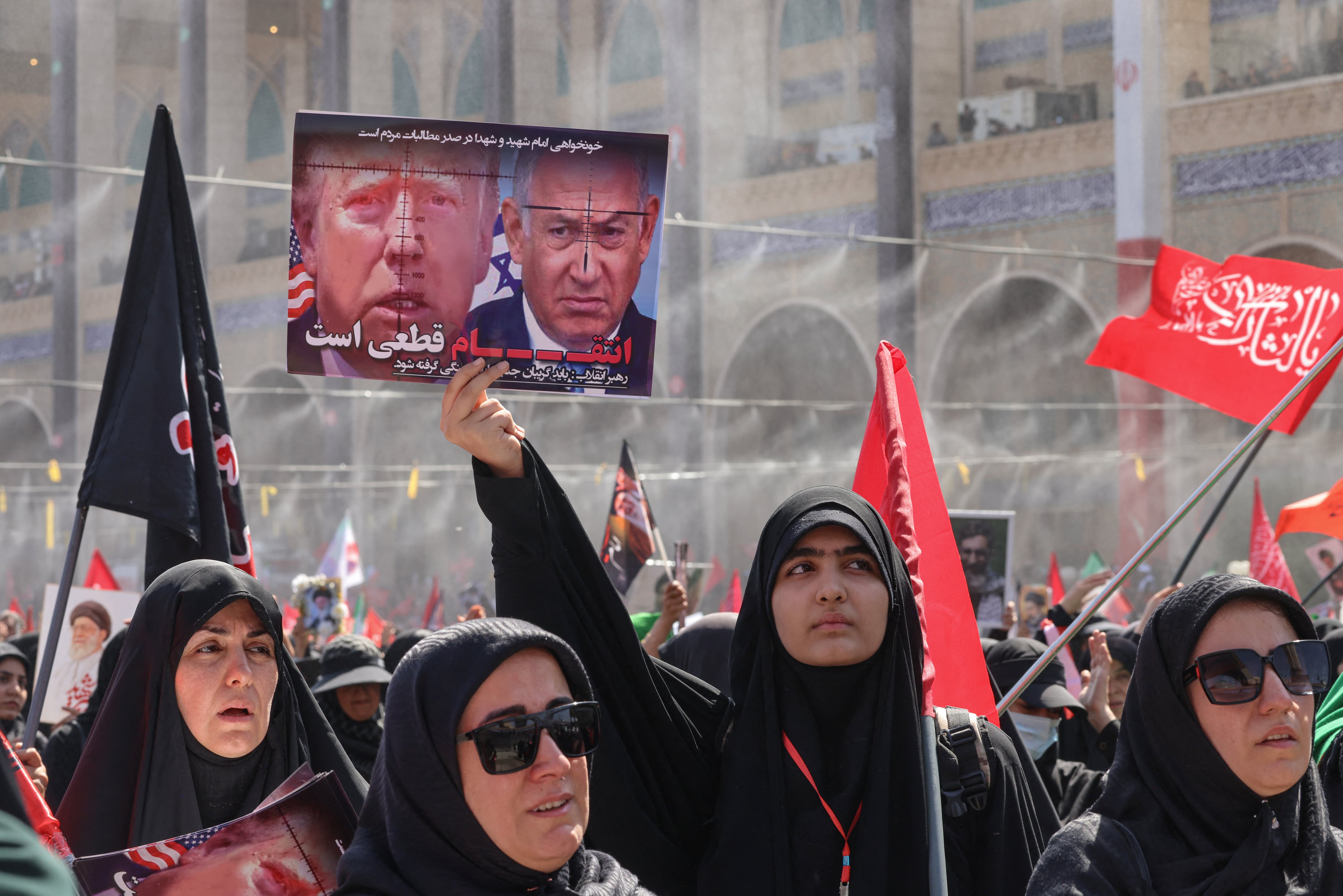 Irán: fervor religioso y llamadas a matar a Trump en los masivos rezos por Alí Jamenei