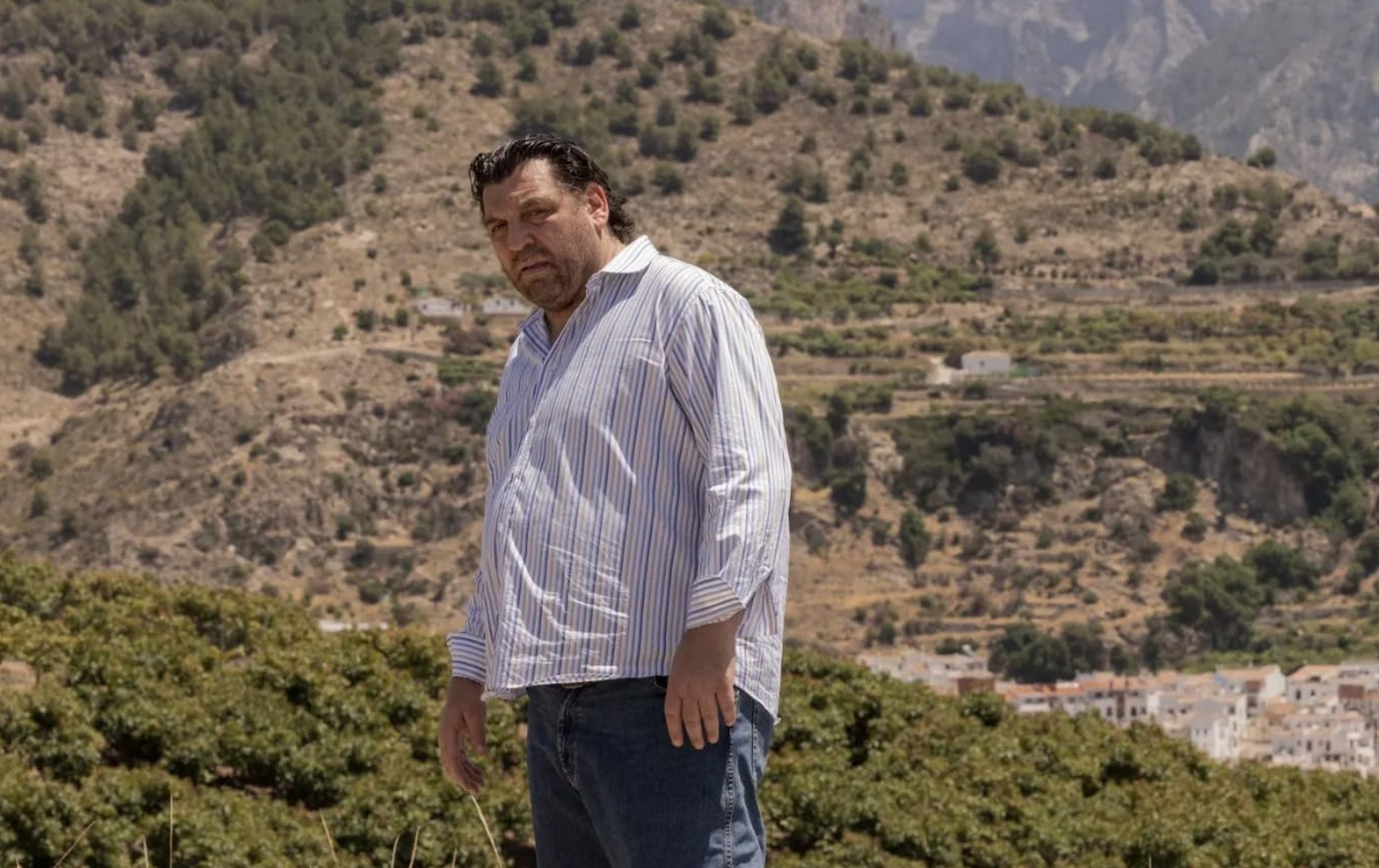 Hovik Keuchkerian, el recordado Bogotá de "La casa de papale", reaparece como Antonio en la miniserie "Dos Tumbas" (Foto: Netflix),