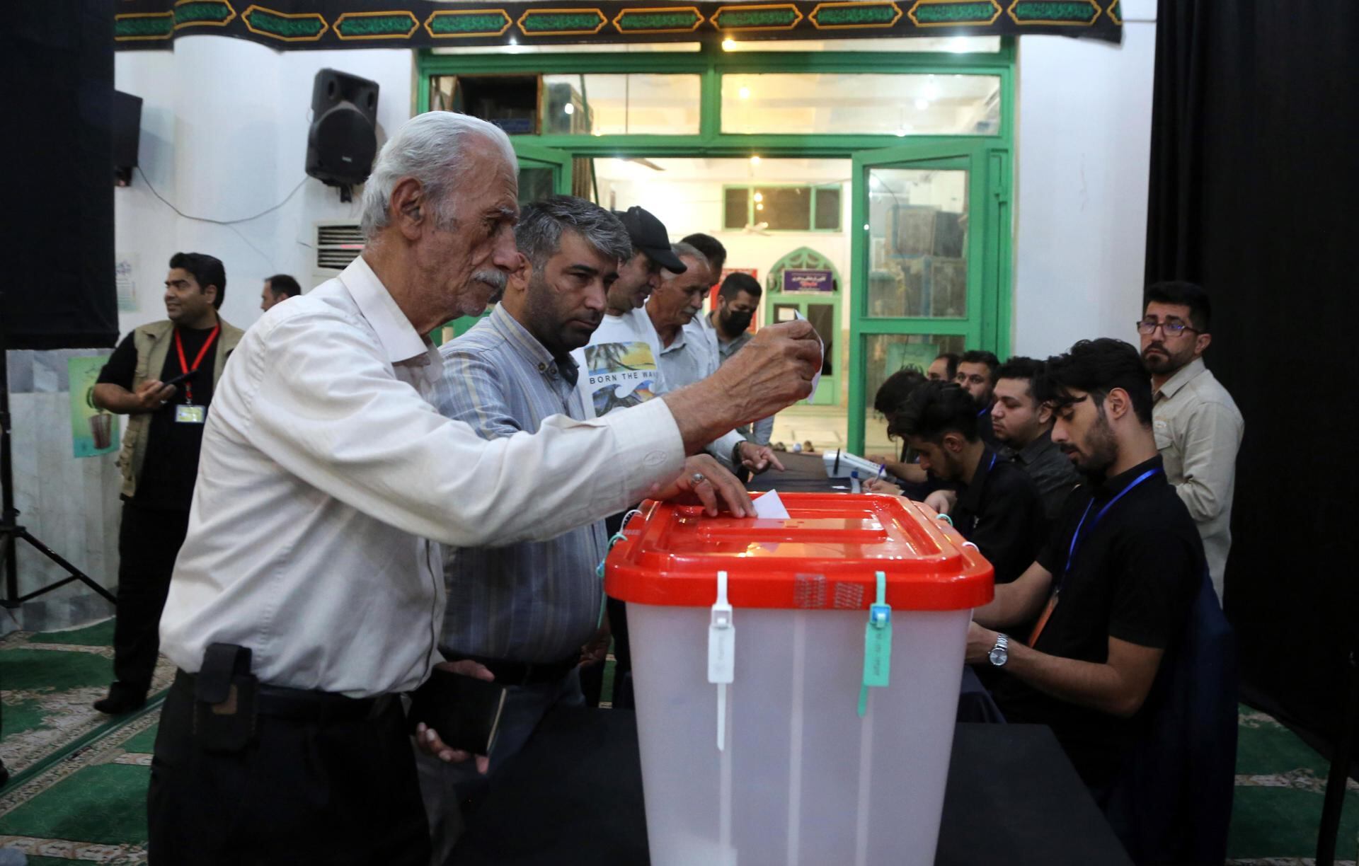 Los iraníes emitieron sus votos en una mesa electoral durante las elecciones presidenciales en Varamin, Irán, 05 de julio de 2024. EFE/EPA/STR