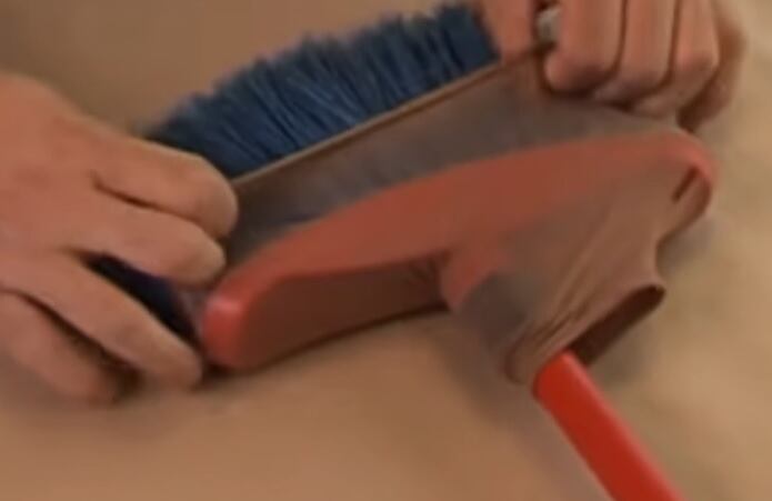 Cómo se debe colocar correctamente la media de nylon en la escoba. | Foto captura: Canal Decasa / YouTube