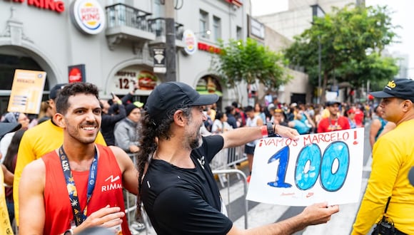 Marcelo Peirano  recibiendo un cartel tras culminar la maratón en Lima 42 K. (Foto: Agencias)