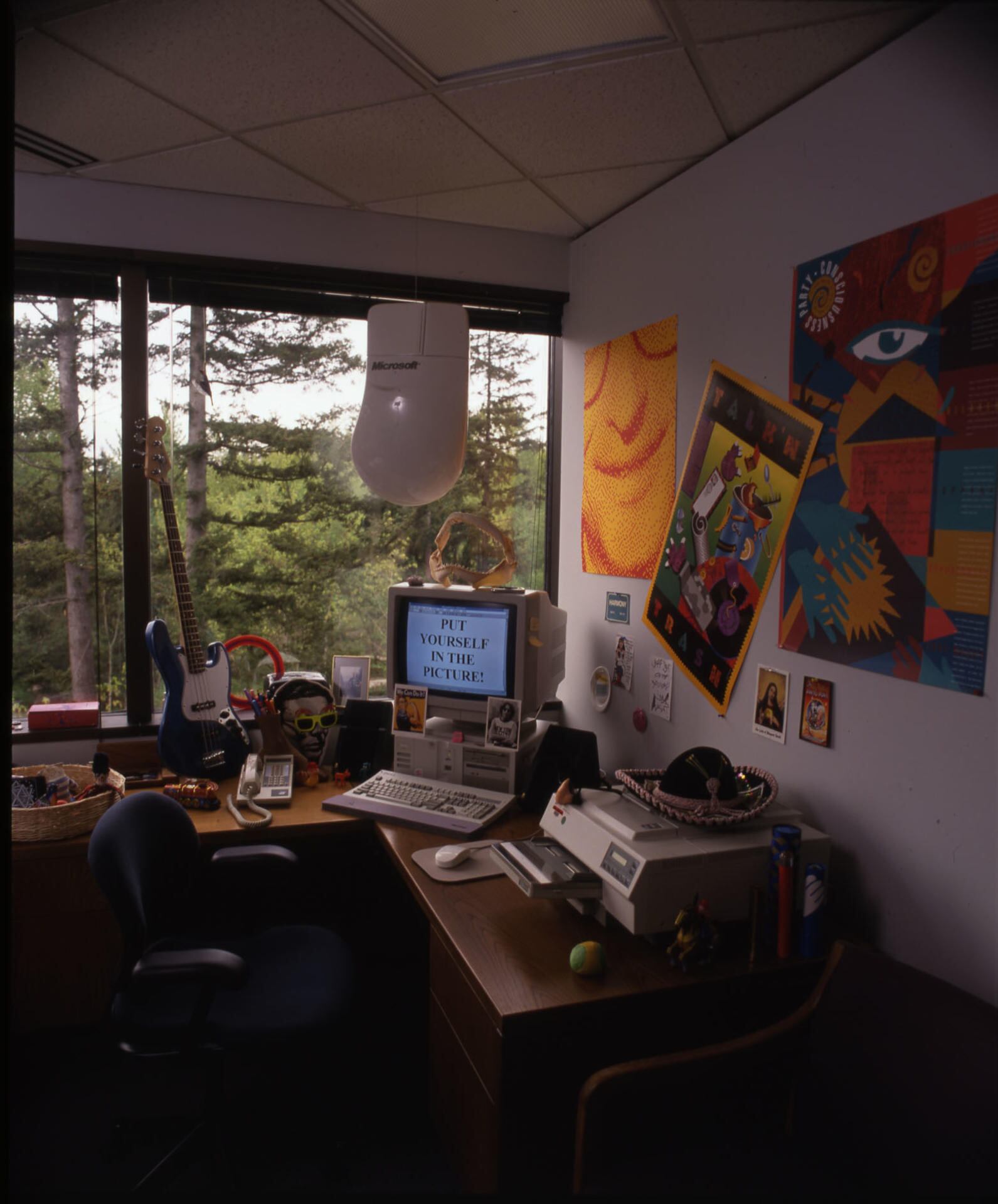 Fotografía cedida por Microsoft donde se muestra una oficina de la empresa durante el año 1992. Microsoft cumple 50 años este viernes, en su medio siglo la empresa ha pasado de tener dos empleados -sus fundadores Bill Gates y Paul Allen-, a más de un cuarto de millón de trabajadores en todo el mundo y una capitalización bursátil de 2,9 billones de dólares.