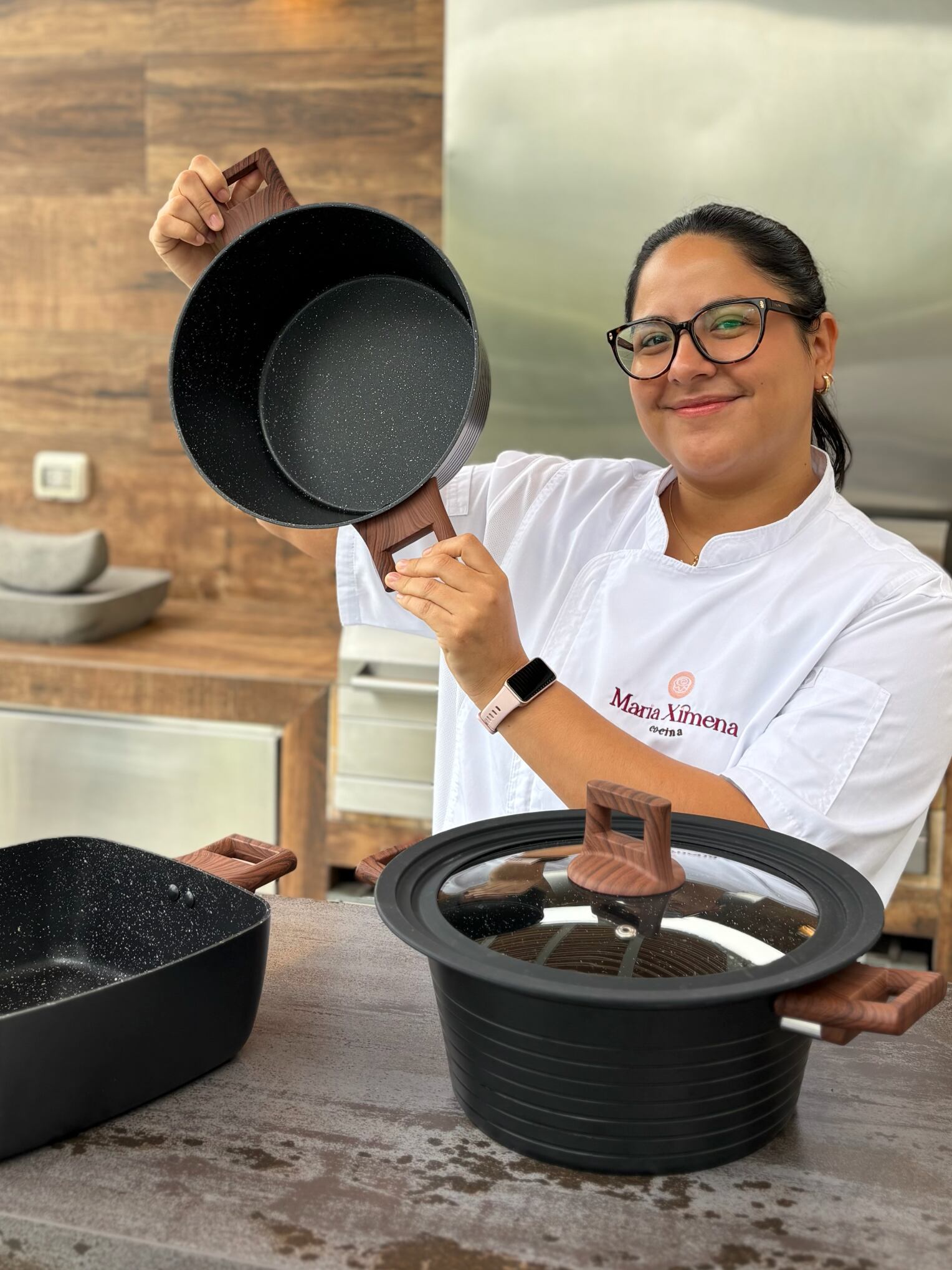 Ximena Piñascha enseña las ollas de la colección Alma y Sabor con Pisu.