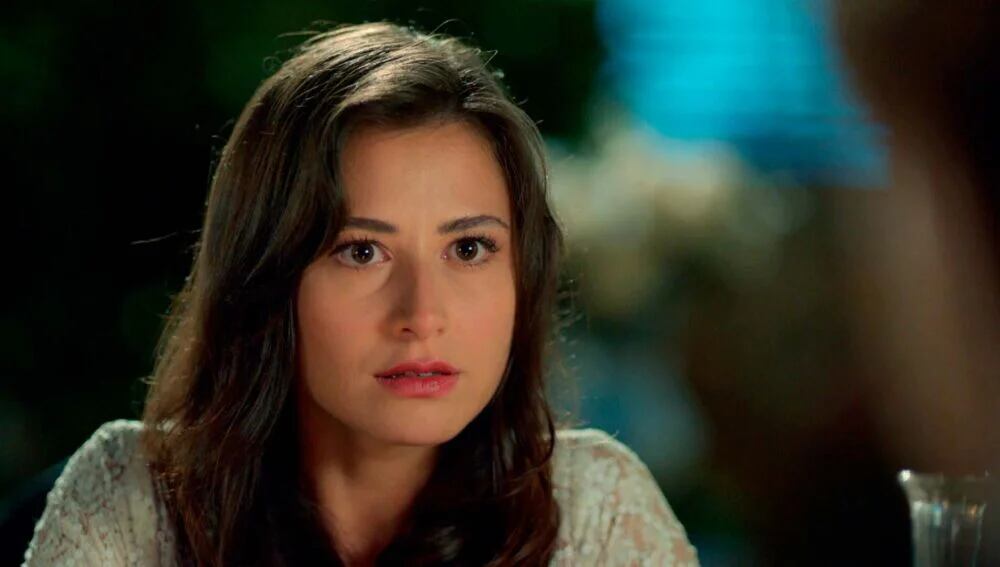 La actriz Ümit Beste Kargin en el papel de Zeynep en la telenovela turca "Tierra amarga" (Foto: Tims & B Productions)