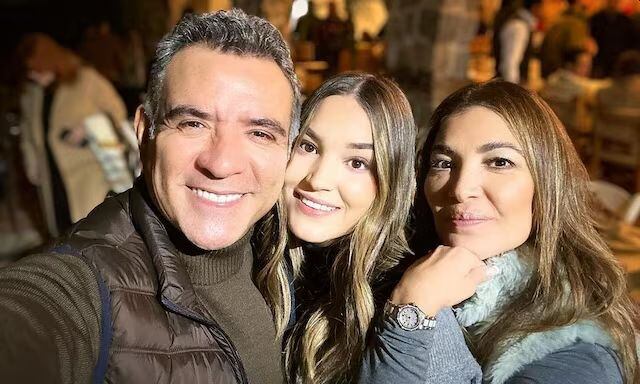 Héctor, su hija Juliana y su esposa Paulina en una foto de redes sociales.