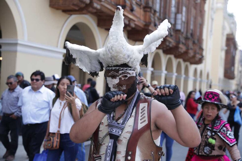Una máscara típica de la Sierra durante un danza celebrando el nacimiento de Jesucristo. Fotos: Alessandro Currarino / @photo.gec