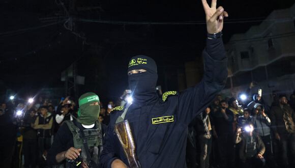 Los combatientes de Hamás y la Jihad Islámica posan para una fotografía después de entregar rehenes a la Cruz Roja en Rafah, en el sur de la Franja de Gaza, el 28 de noviembre de 2023. (Foto de AFP)