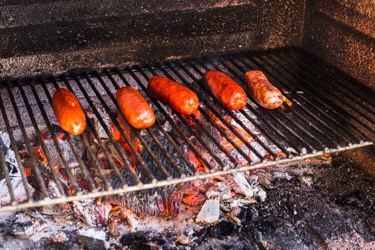 Si limpias tu parrilla de forma equivocada, podrías acabar en el hospital: aprende a hacerlo bien. (Foto referencial: Freepik)