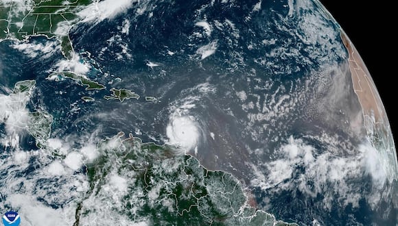 El poderoso huracán Beryl ha aumentado su potencia cuando se aproxima a las islas de Barlovento, donde amenaza con vientos peligrosos y marejada ciclónica esta mañana, informó el Centro Nacional de Huracanes (NHC, en inglés). EFE/ Oficina Nacional De Administración Oceánica Y Atmosférica