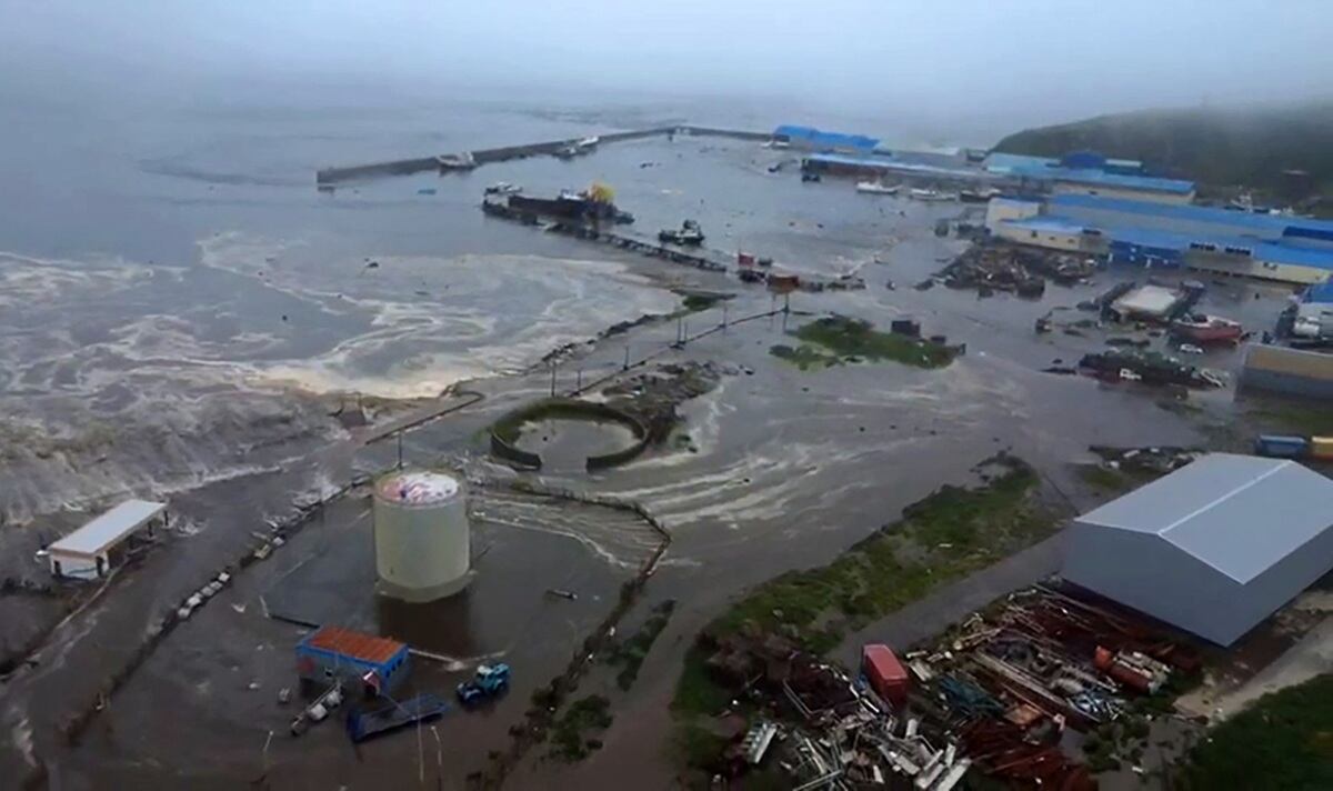 El tsunami que azotó Severo-Kurilsk en la isla Paramushir de las islas Kuriles del norte de Rusia, el 30 de julio de 2025. (Foto de Handout / Servicio Geofísico de la Academia de Ciencias de Rusia / AFP)