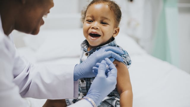 ¿Tu hijo tiene miedo a vacunarse? Conoce cómo ayudarlo antes, durante y después de cada inyección