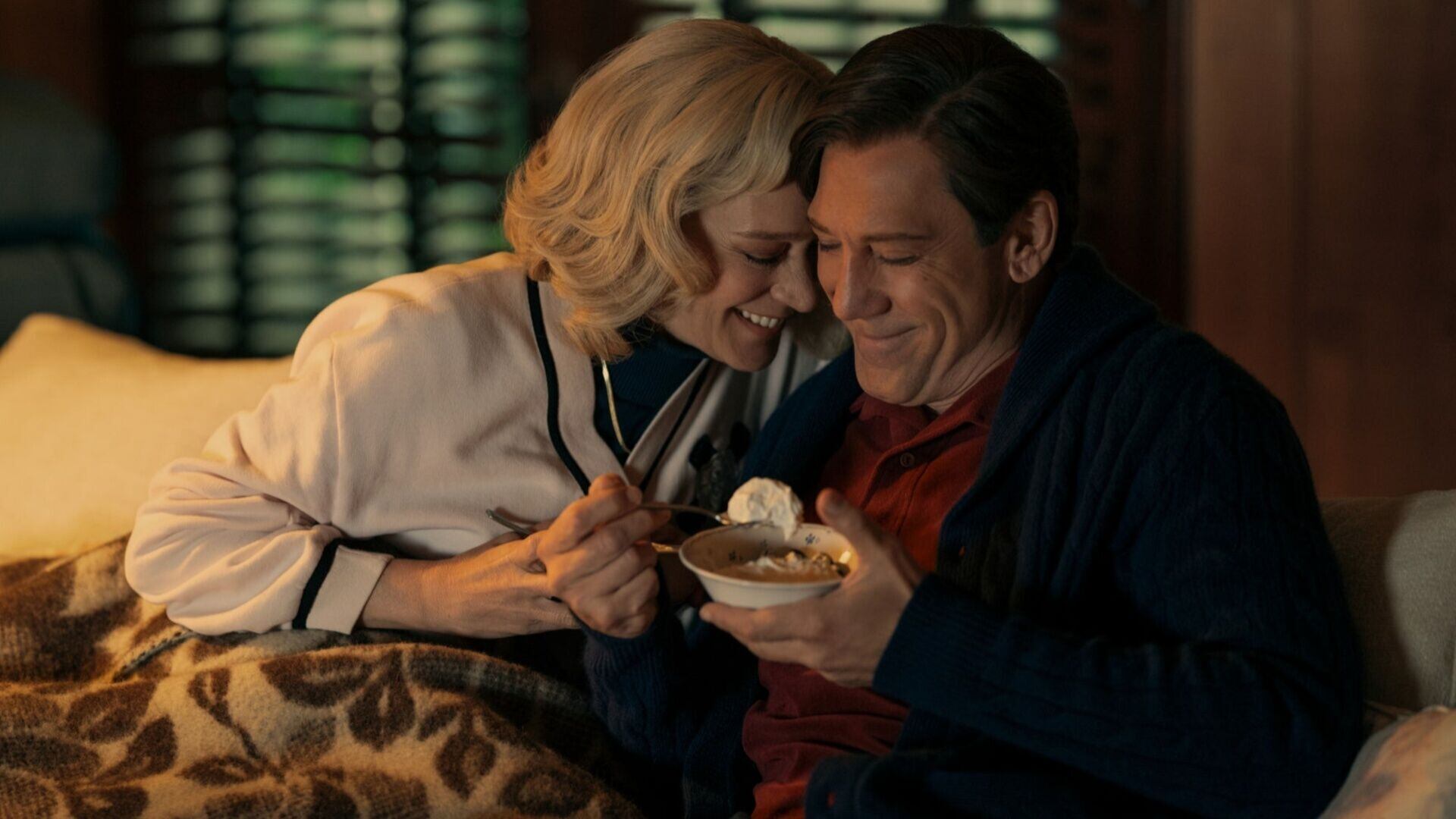 Javier Bardem como José y Chloë Sevigny como Kitty Menendez en una escena de la serie "Monstruos: La historia de Lyle y Erik Menendez" (Foto
