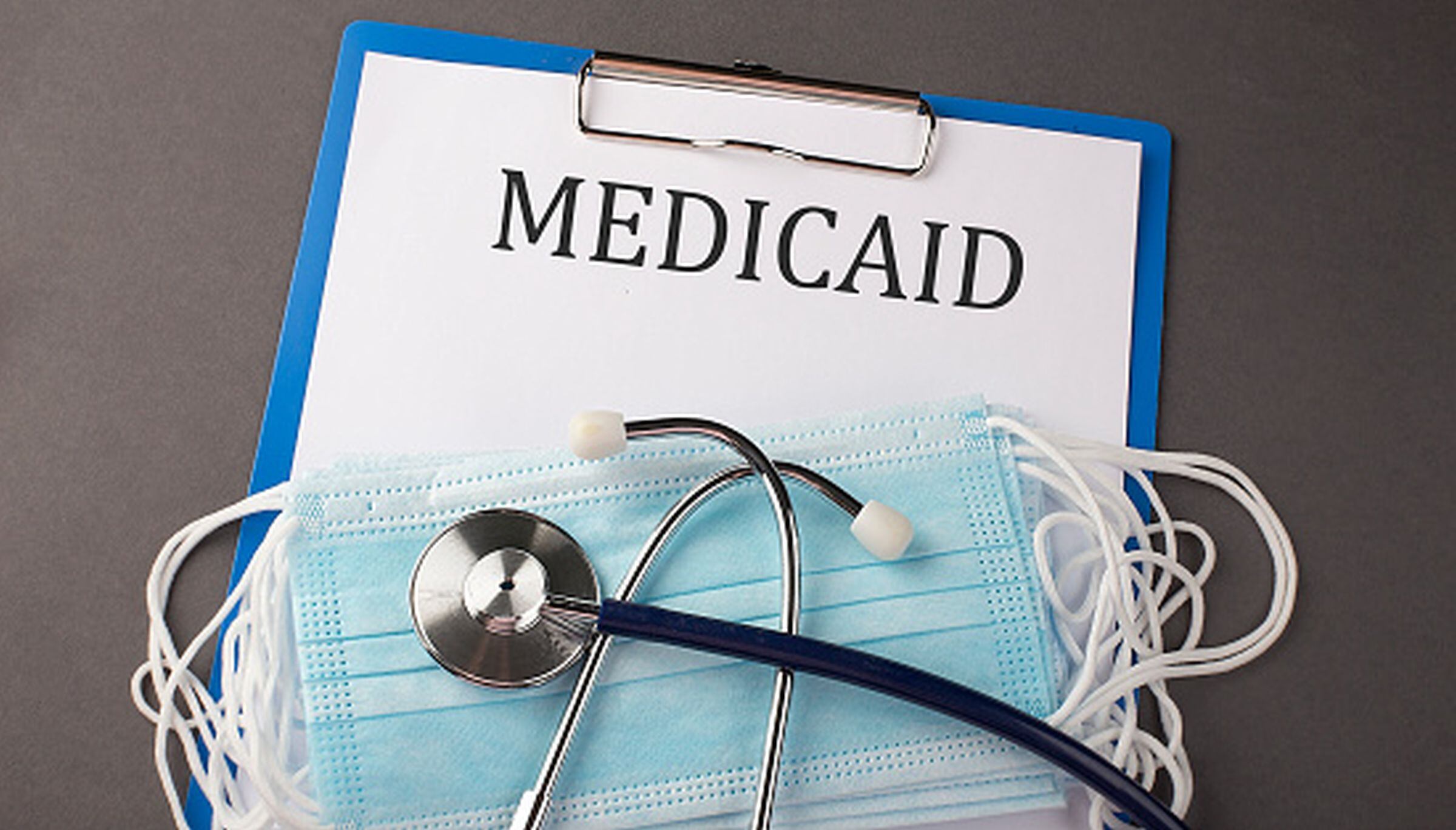Familias mexicanas en Estados Unidos pueden acceder a cobertura médica gratuita o de bajo costo a través de Medicaid y CHIP en 2025. (Foto: Getty Images)
