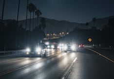 Conducir en condiciones climáticas peligrosas: cuándo se deben usar las luces altas en California y evitar multas