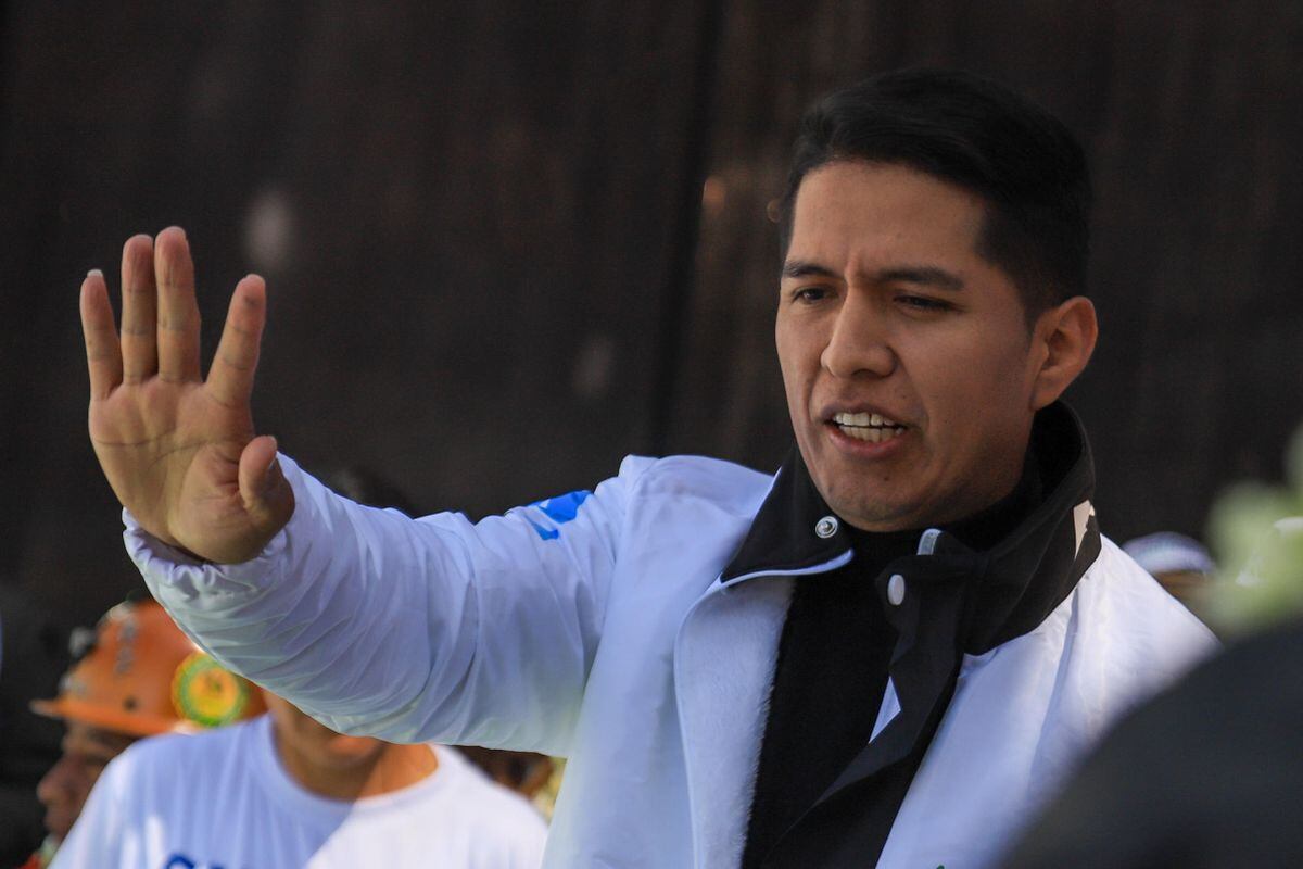 El candidato a la Presidencia de Bolivia por el partido Alianza Popular, Andrónico Rodríguez saluda durante un evento de cierre de su campaña electoral este miércoles, en El Alto. Foto: EFE/ Gabriel Márquez