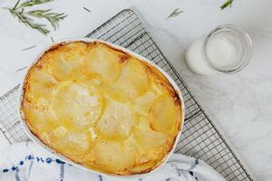 Este pastel de papa con mozzarella y jamón será el favorito de los almuerzos familiares