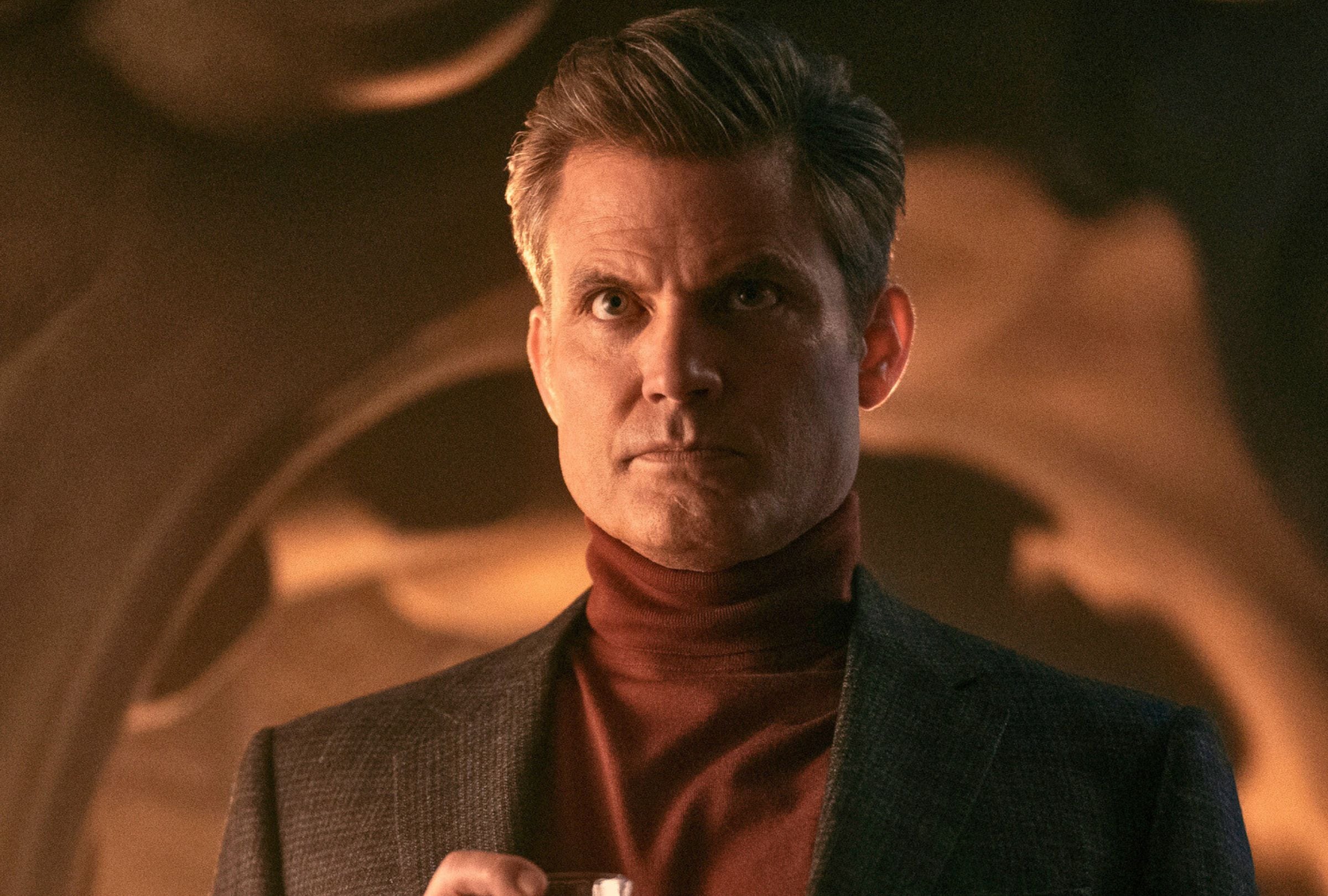 Casper Van Dien como Gideon Sterling en una escena de la temporada 2 de la serie "Wednesday" (Foto: Netflix)