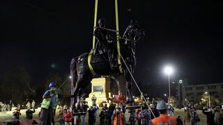 Histórico monumento del general Manuel Baquedano en el epicentro de las protestas en Chile es retirado por restauración | FOTOS