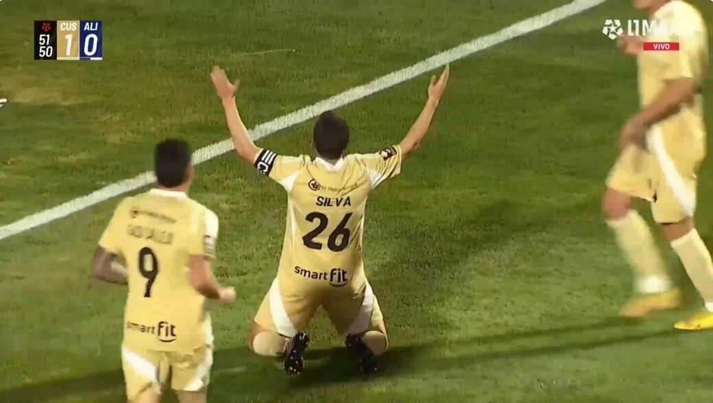 Guillermo Viscarra no pudo hacer ante el esquinado disparo del atacante argentino.