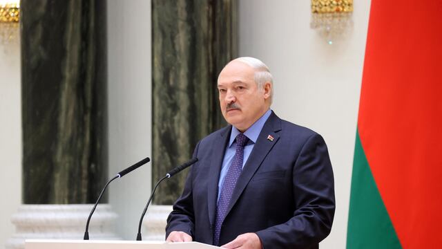 Lukashenko promulga una enmienda que le permite prohibir medios extranjeros