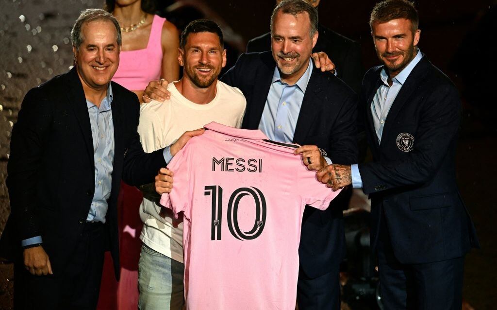 Messi junto a los directivos del Inter Miami: David Beckham, Jose R. Mas y Jorge Mas. (foto: Getty Images)