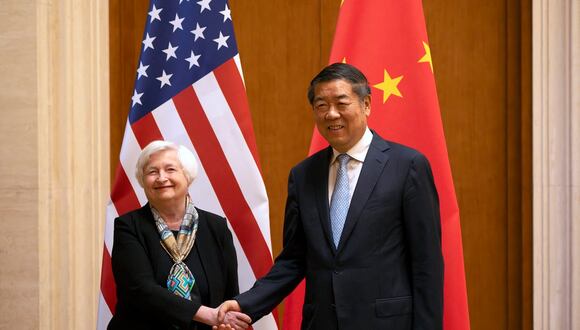 La secretaria del Tesoro de EE. UU., Janet Yellen, le da la mano al viceprimer ministro chino, He Lifeng, durante una reunión en la Casa de Huéspedes Estatal Diaoyutai en Beijing el 8 de julio de 2023. (Foto de Mark Schiefelbein / POOL / AFP)