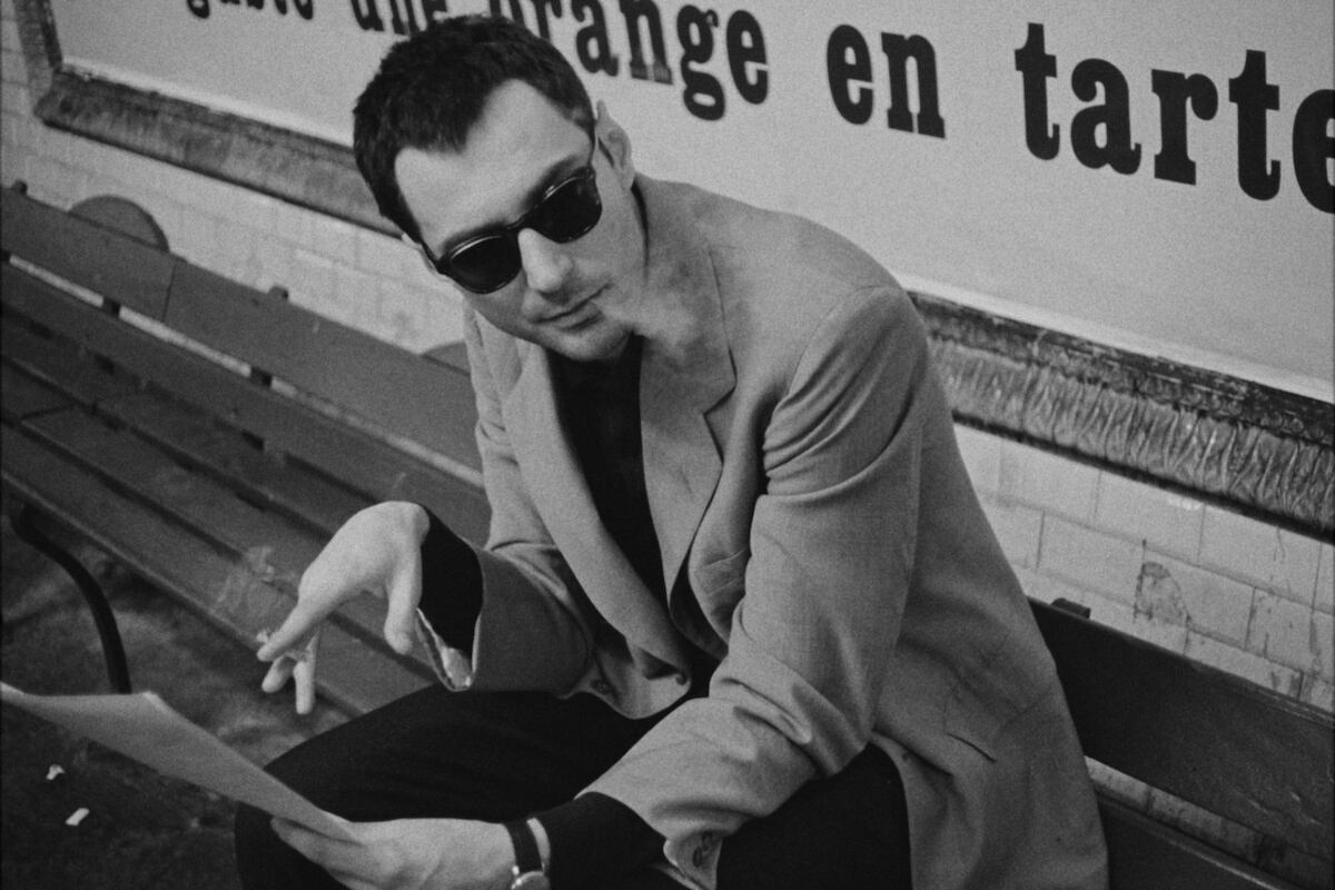 Guillaume Marbeck es Jean-Luc Godard en "Nueva ola" de Richard Linklater.