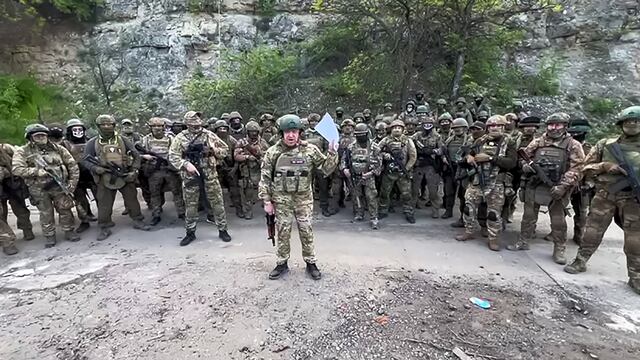 Jefe de grupo Wagner acusa a militares rusos de huir de combates en Bajmut