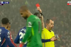 ¡Duró cuatro minutos! Robert Sánchez, portero de Chelsea, es expulsado prematuramente ante Manchester United | VIDEO